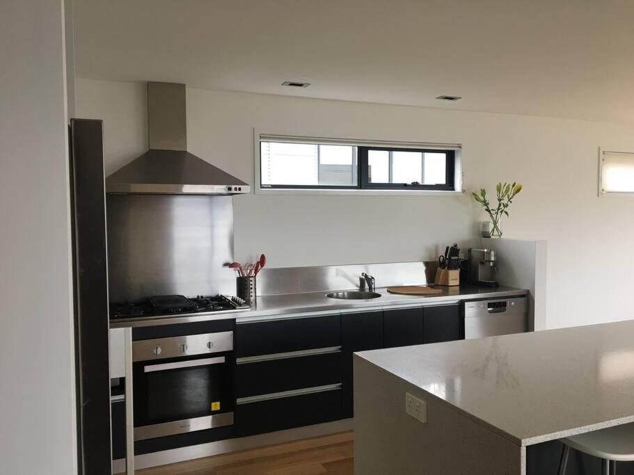 Modern executive house, stunning views over Hobart