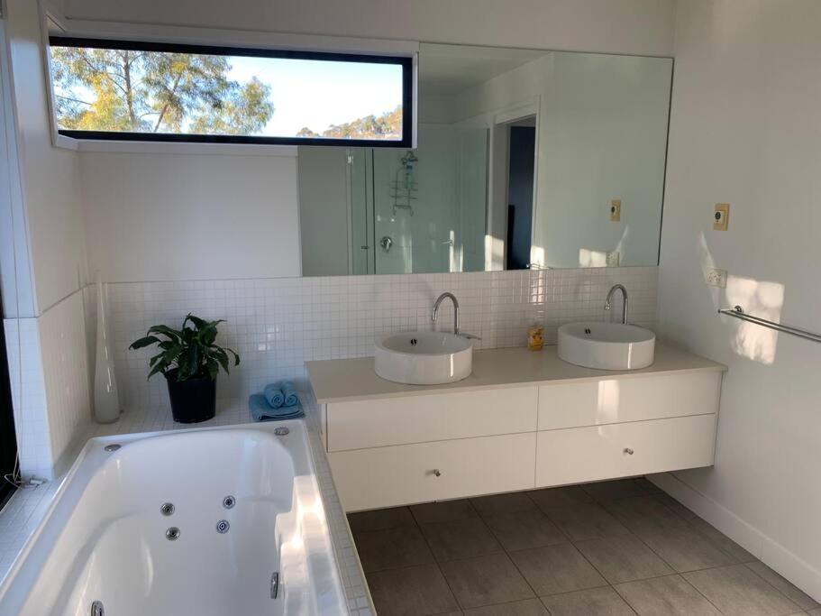 Modern executive house, stunning views over Hobart