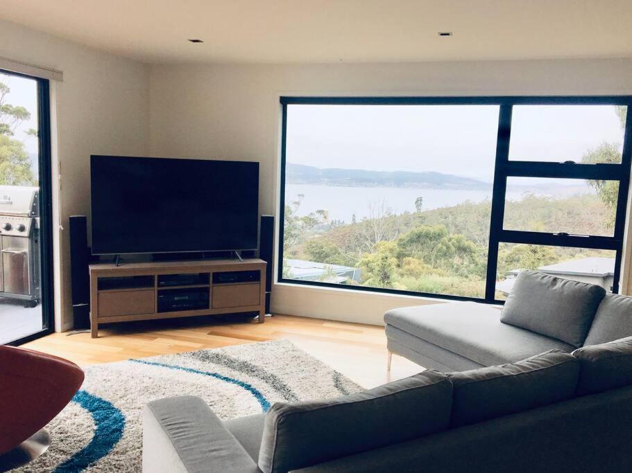 Modern executive house, stunning views over Hobart