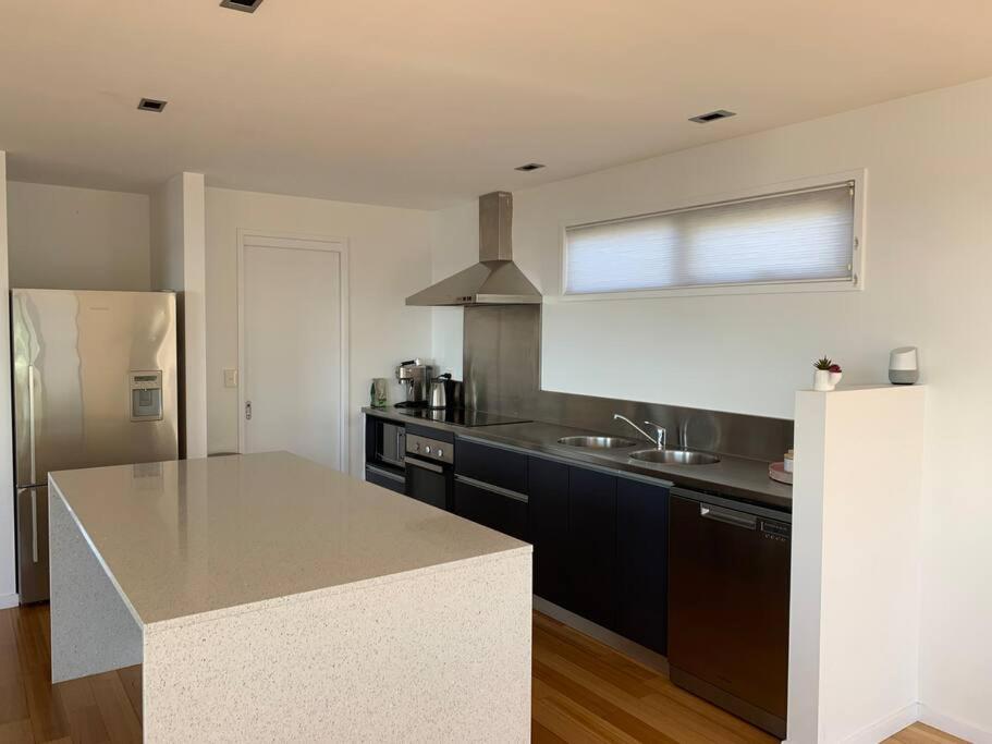 Modern executive house, stunning views over Hobart
