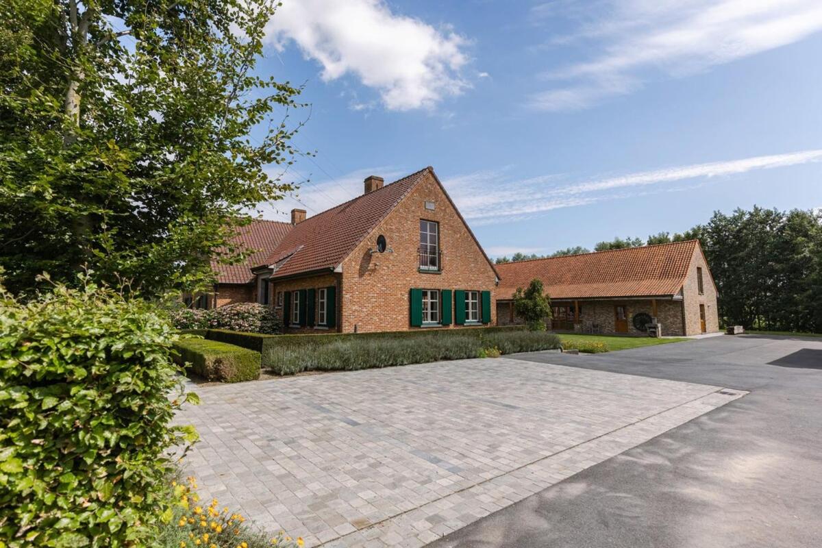 Casiola - Authentic Serene Vacation Hideaway with Pond