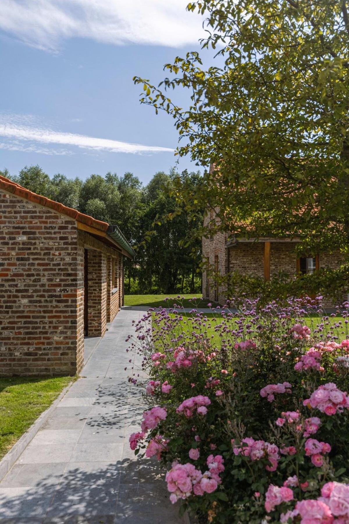 Casiola - Authentic Serene Vacation Hideaway with Pond