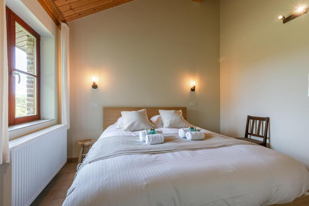 Casiola - Authentic Serene Vacation Hideaway with Pond