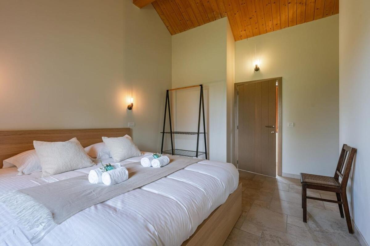 Casiola - Authentic Serene Vacation Hideaway with Pond