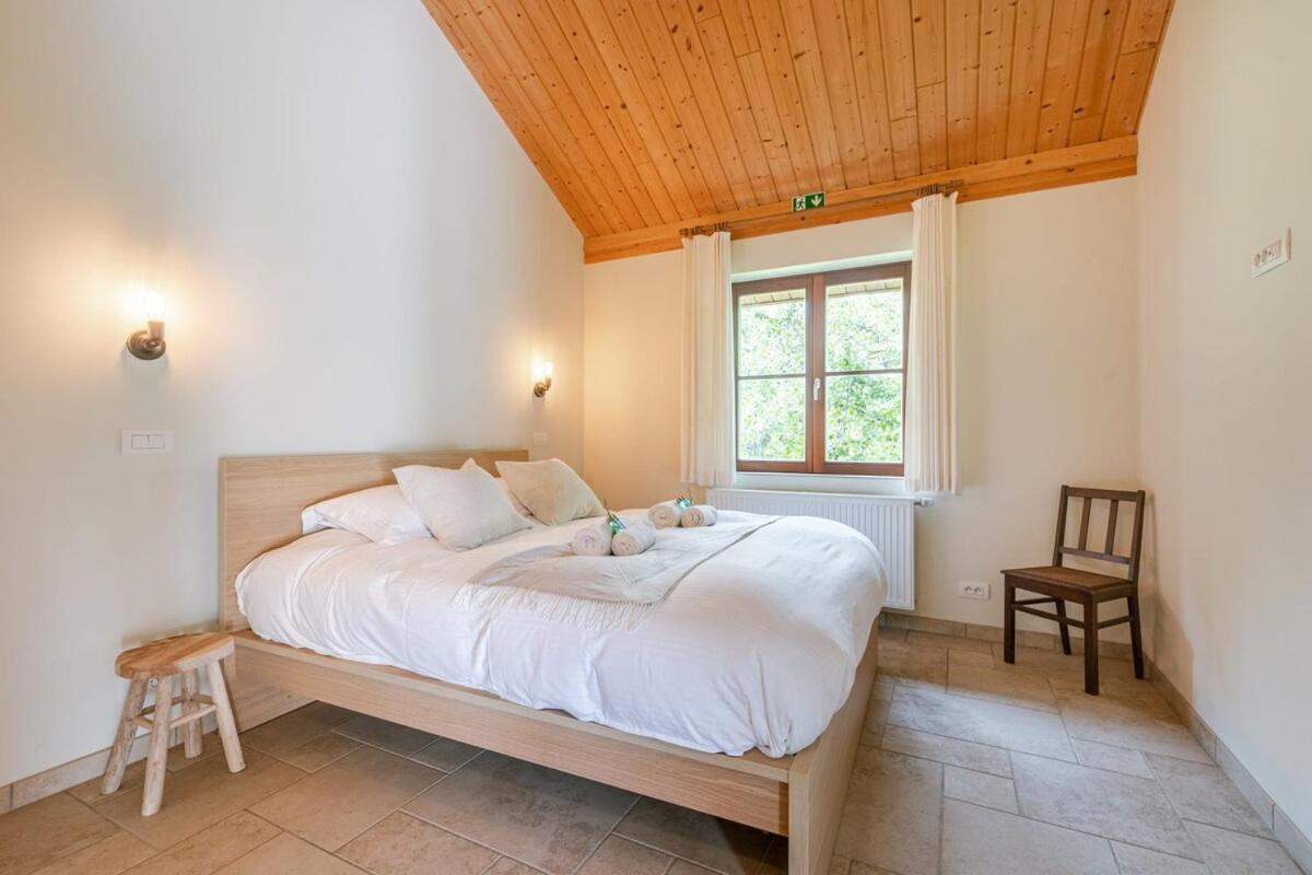 Casiola - Authentic Serene Vacation Hideaway with Pond
