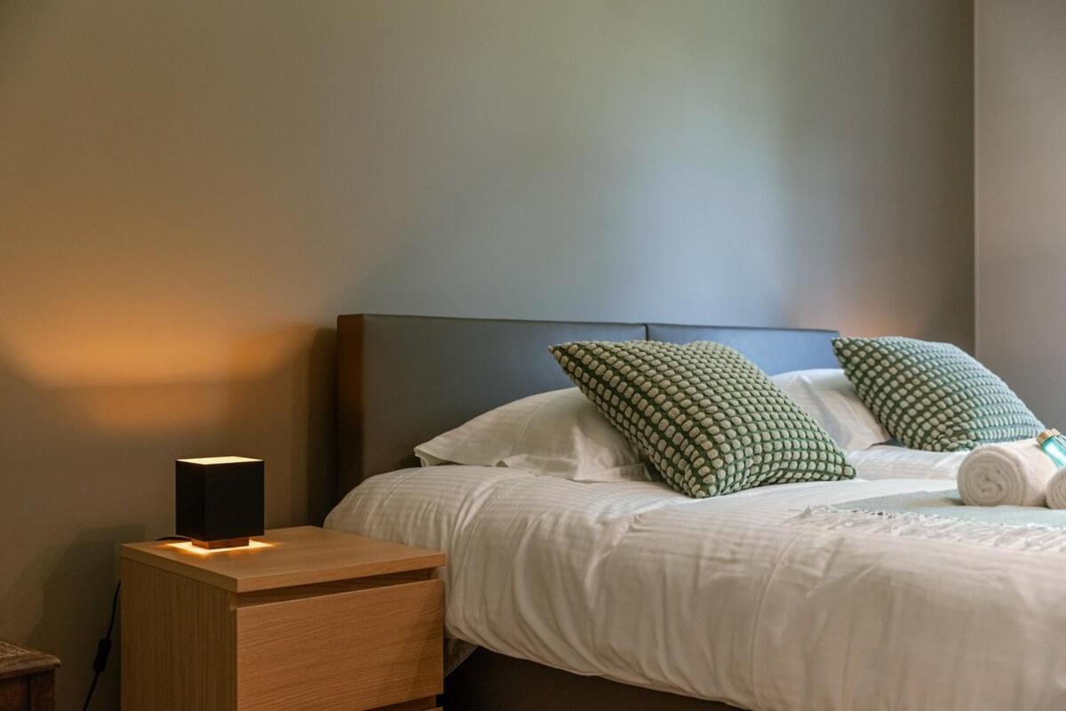 Casiola - Authentic Serene Vacation Hideaway with Pond
