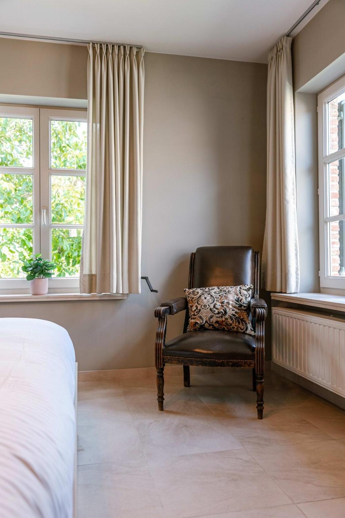 Casiola - Authentic Serene Vacation Hideaway with Pond