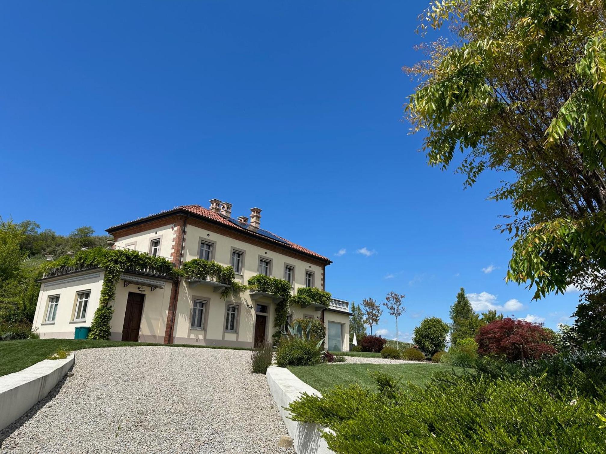 Villa Leolo' Monforte d'Alba view 2