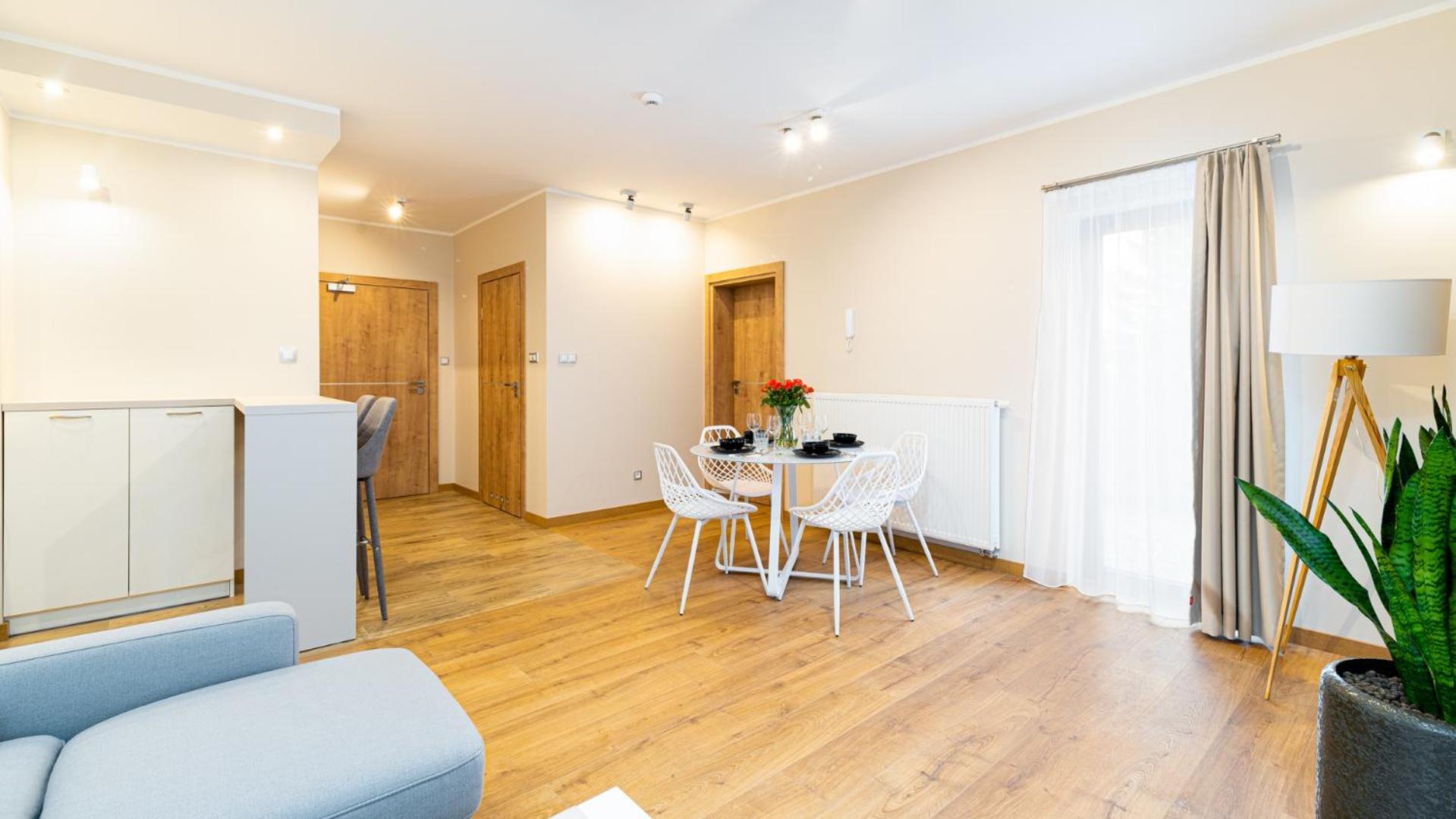 Apartament Wonder Home z tarasem, blisko wyciągów Ski Arena i Winterpol, aquaparku i kościoła Wang