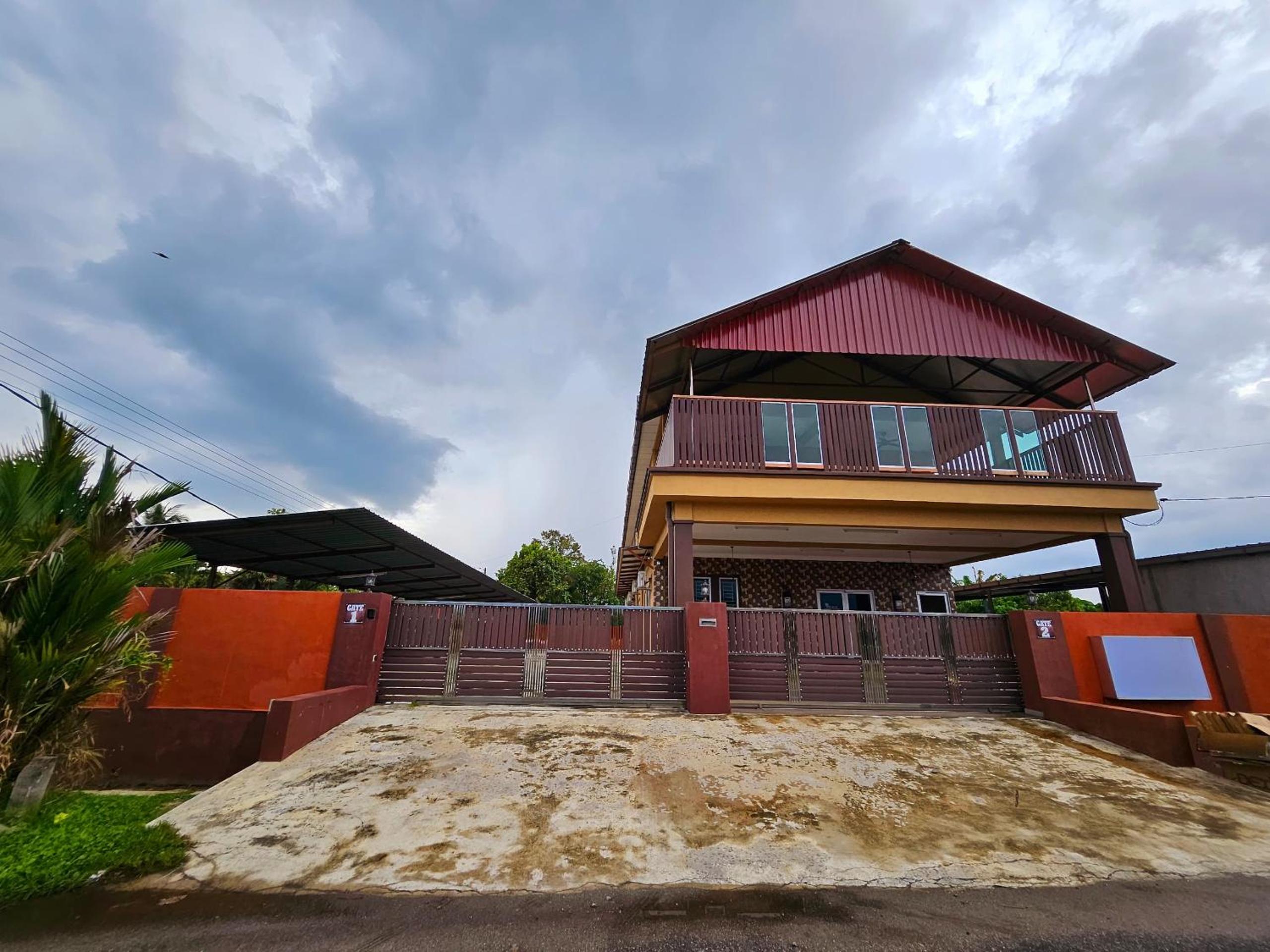 The Blue Guest House, WiFi, Free Parking, Aulong photo 1