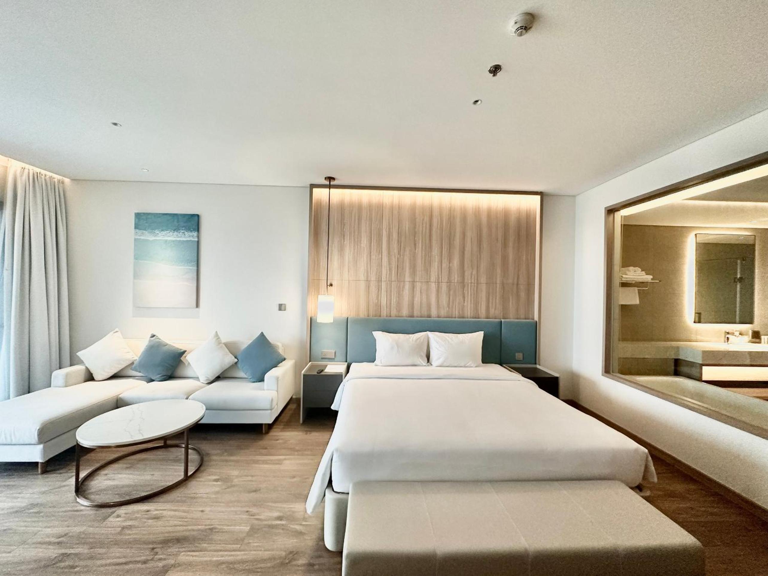 Luxury Apartment A La Carte Ha Long with Ocean view view 3