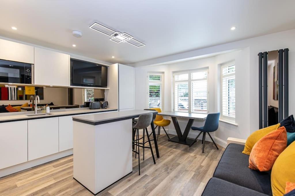 Flat 2, 161 Crescent Road Luxury Apartment view 2