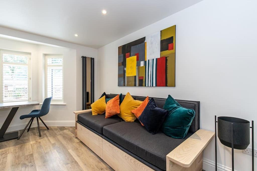 Flat 2, 161 Crescent Road Luxury Apartment view 3