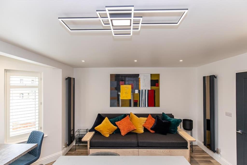 Flat 2, 161 Crescent Road Luxury Apartment view 5