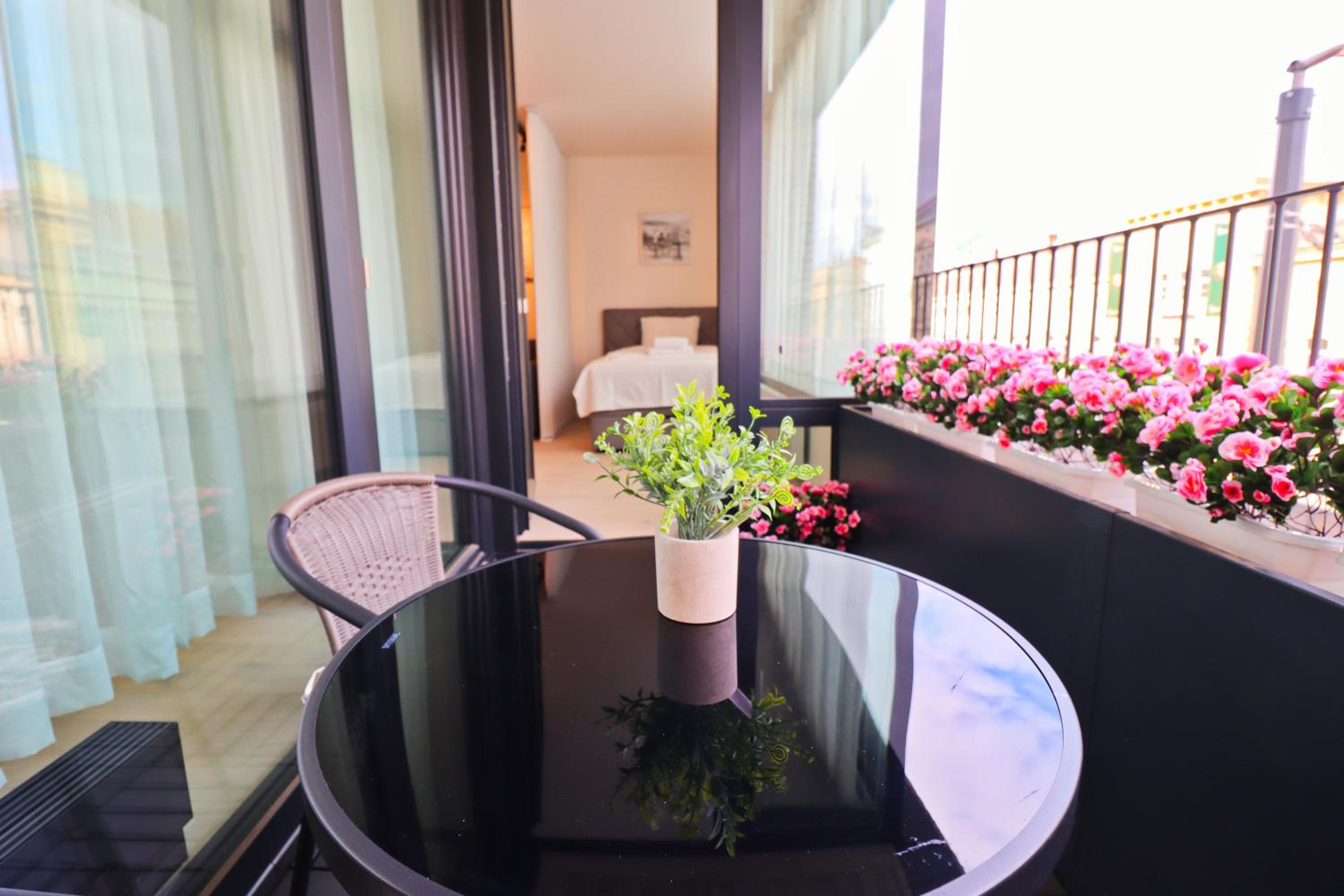Sunny Apartment in Smichov, Prague 5