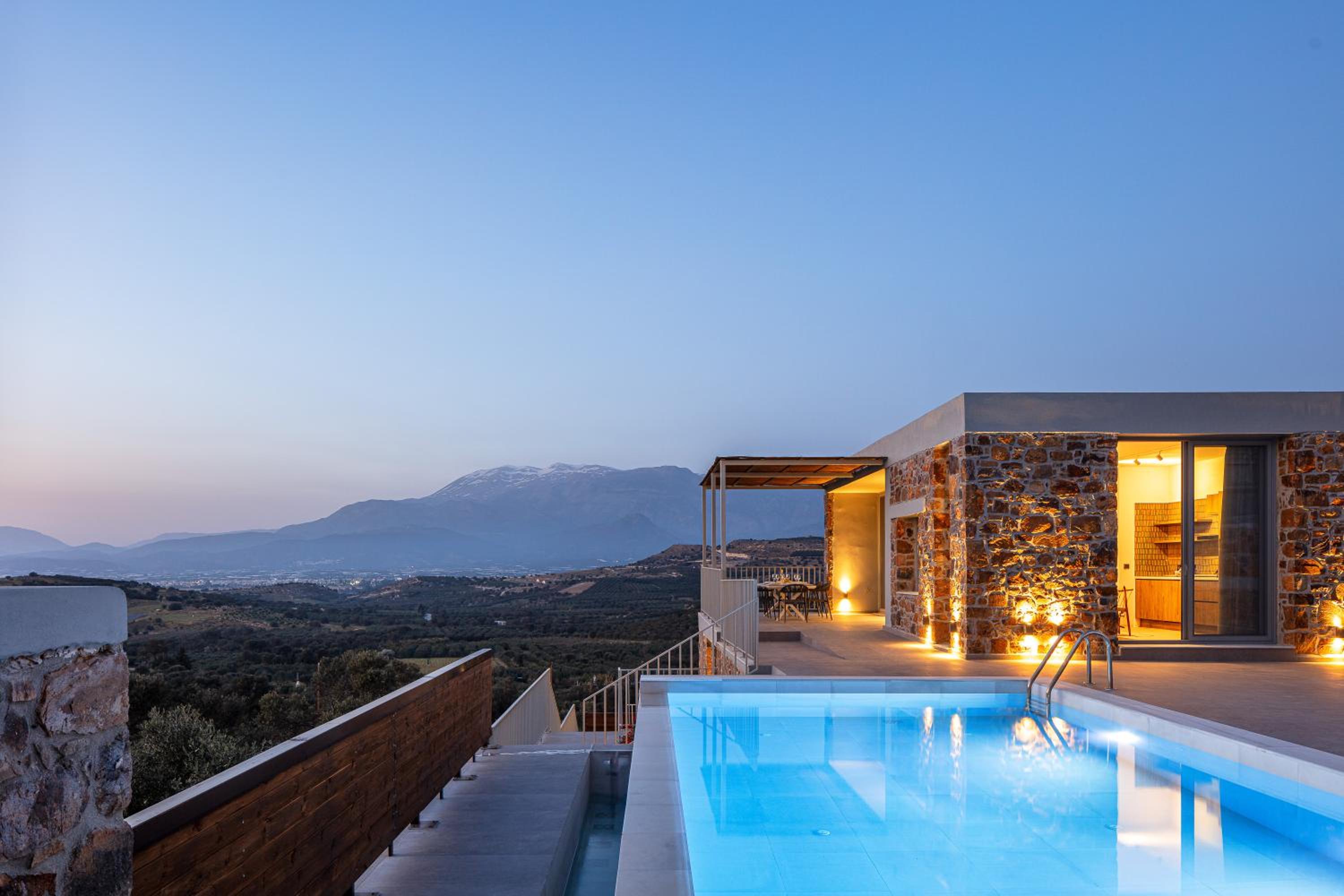 Kōa Villas, stylish Seaview retreat by etouri