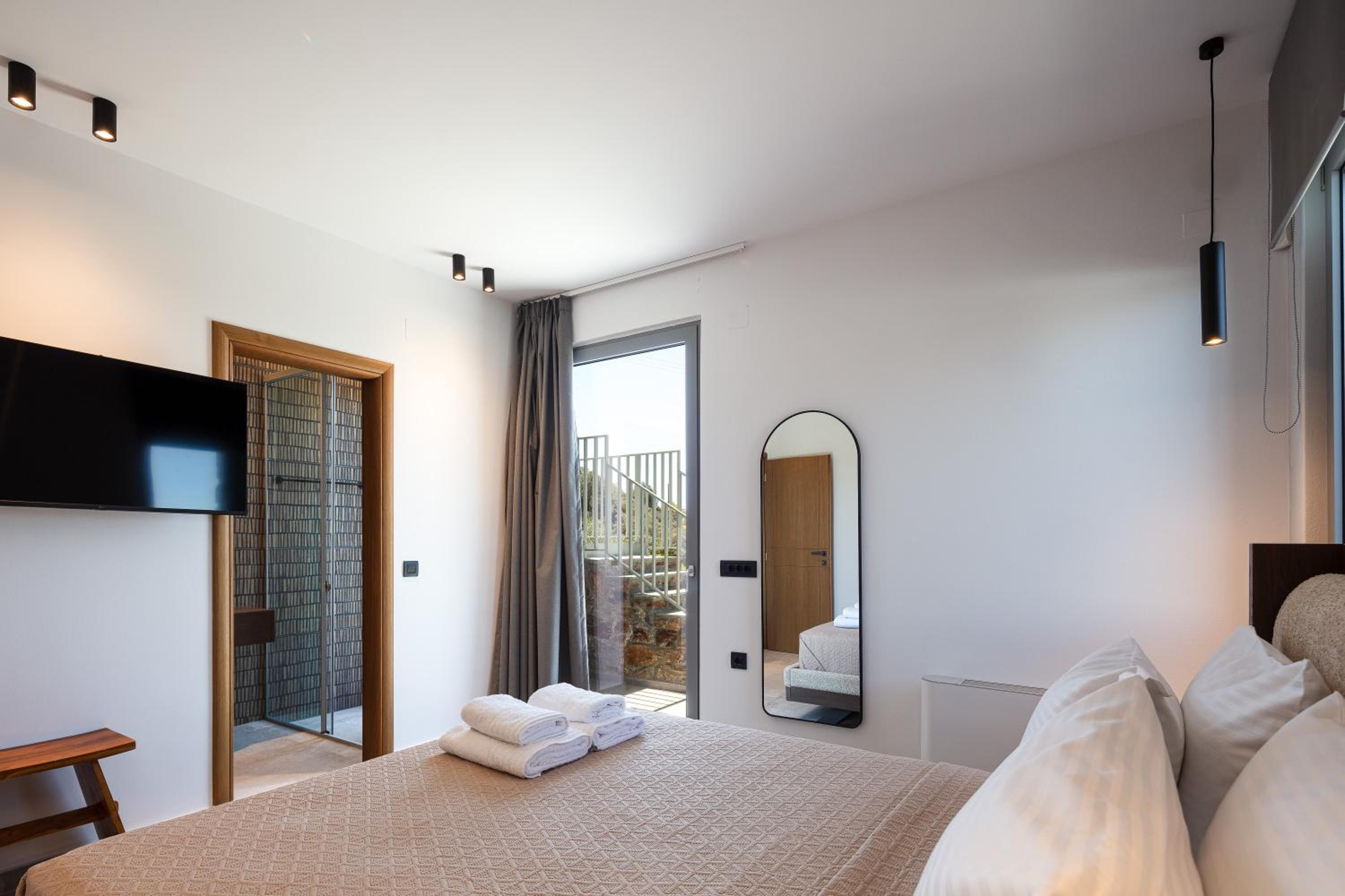 Kōa Villas, stylish Seaview retreat by etouri