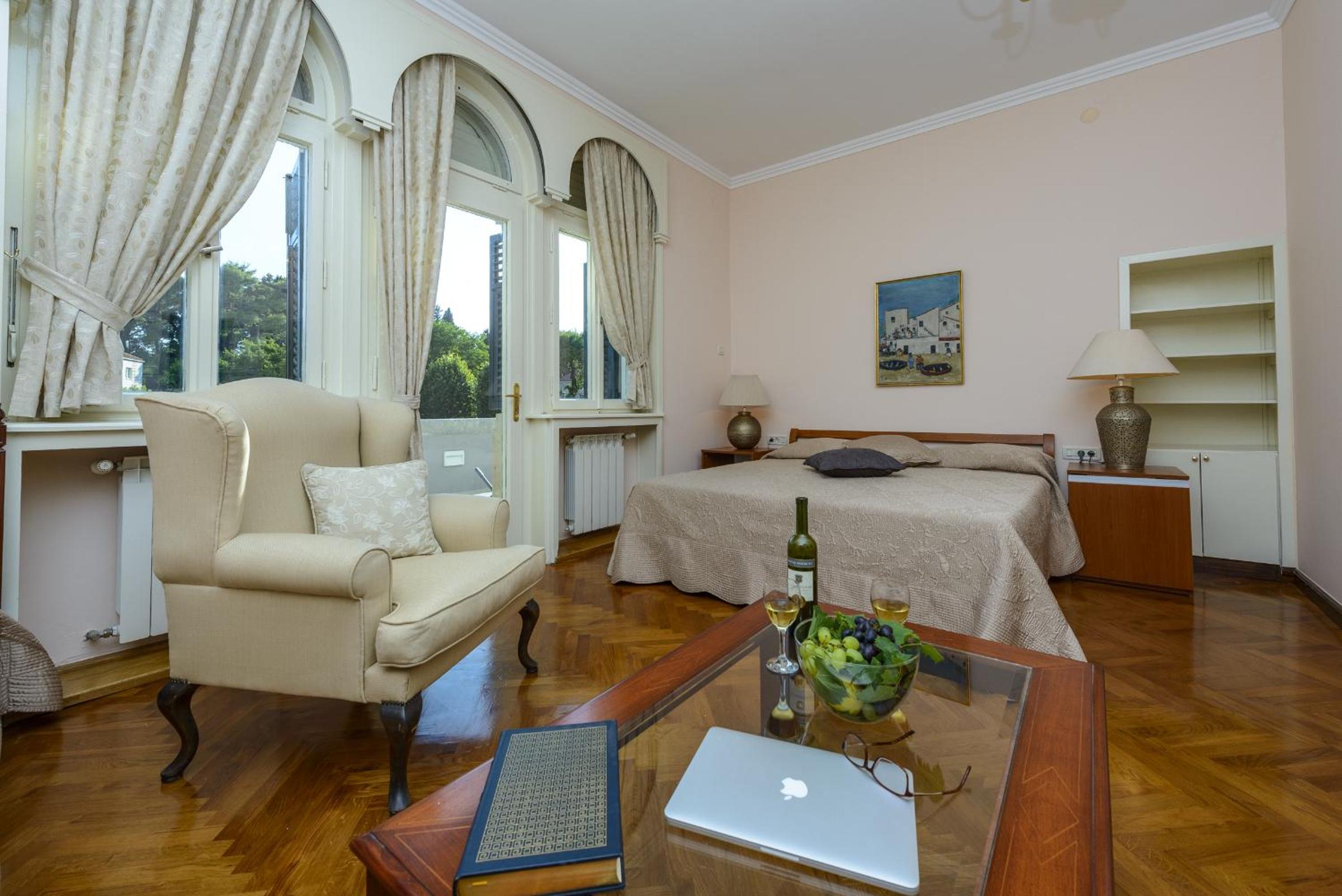 Villa Mediteran Old Town, 5 En-Suites and Hot Tub