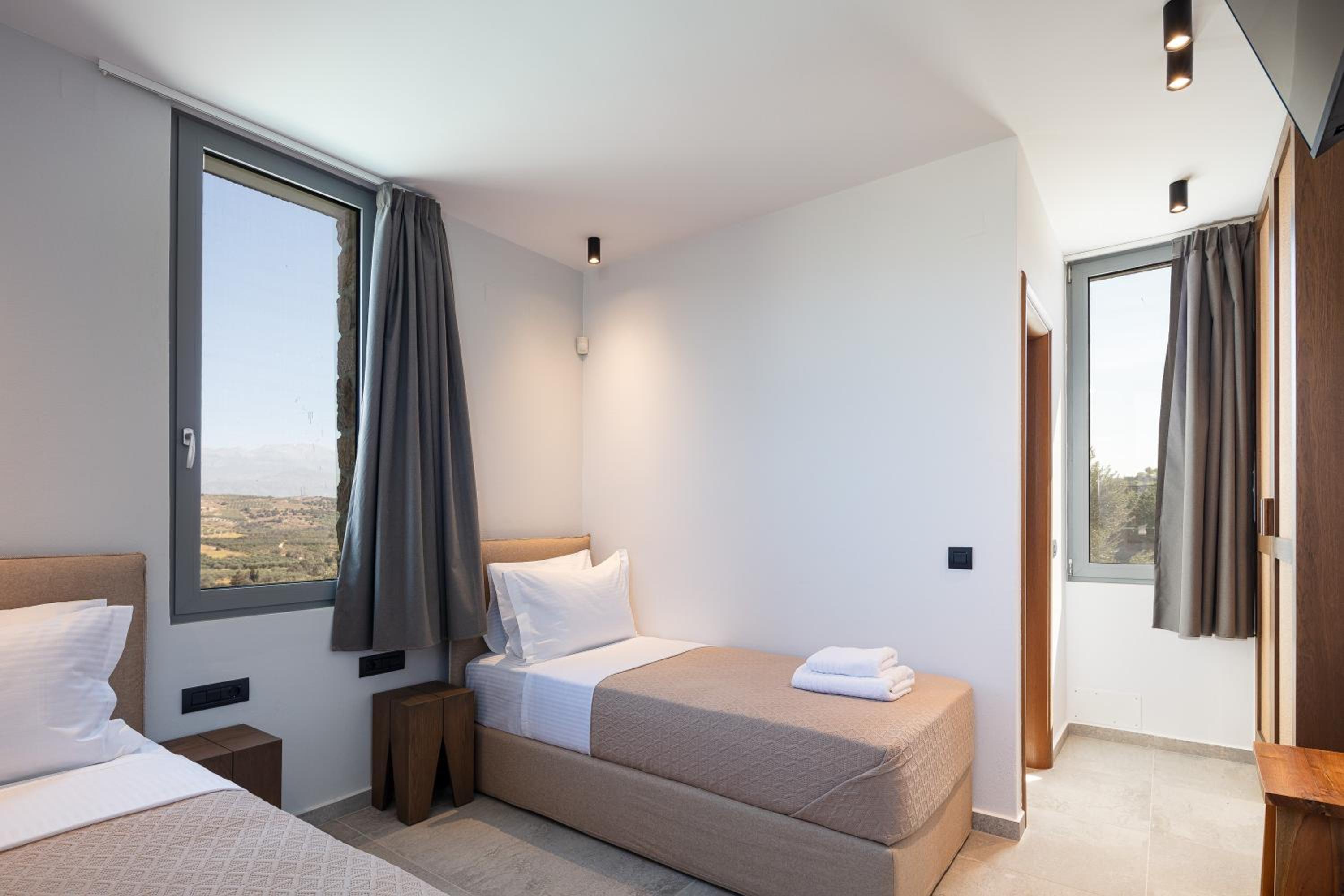 Kōa Villas, stylish Seaview retreat by etouri