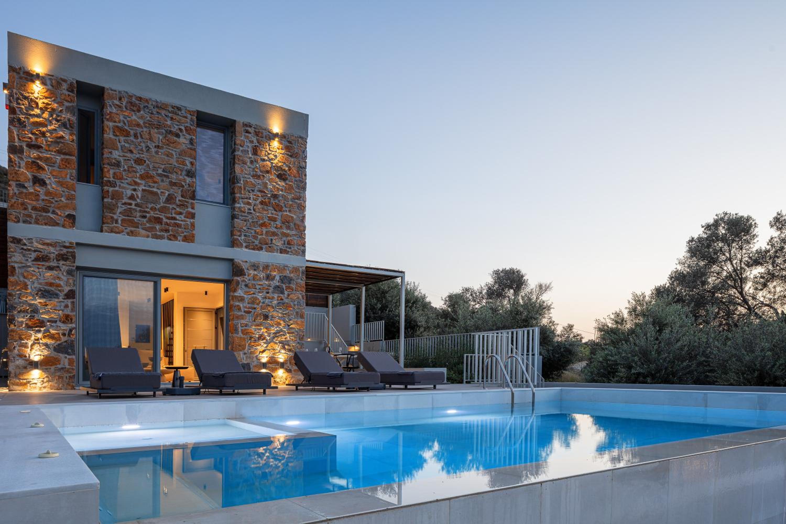 Kōa Villas, stylish Seaview retreat by etouri
