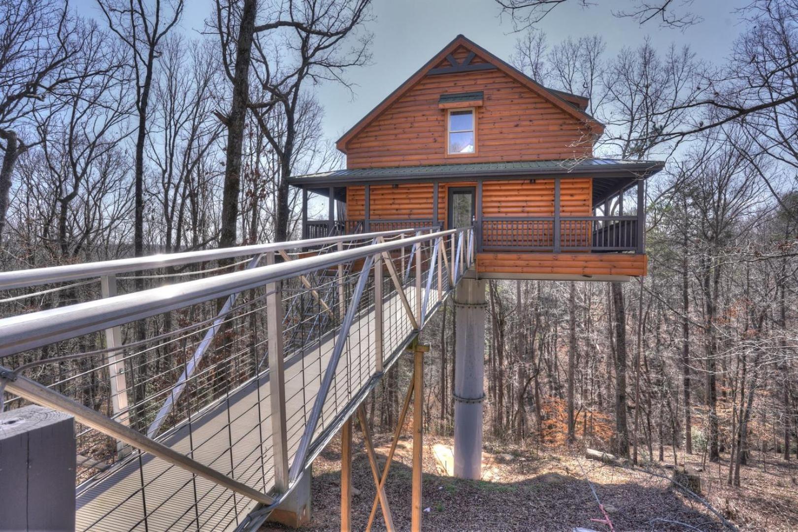 Hotel Top Of The Line Treehouse Near Helen, Georgia