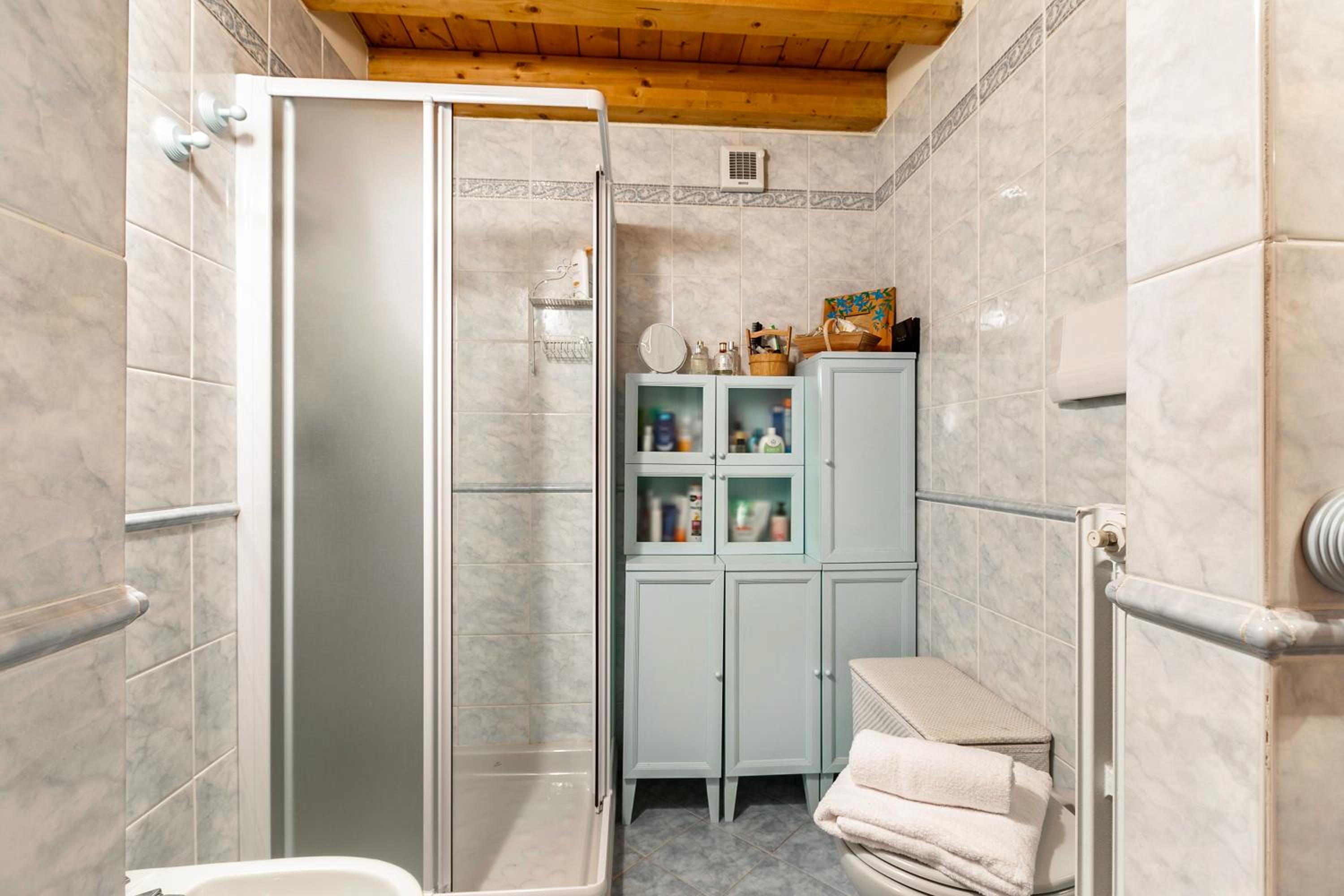 Grotten Loft with lake view & pool - Happy Rentals view 3