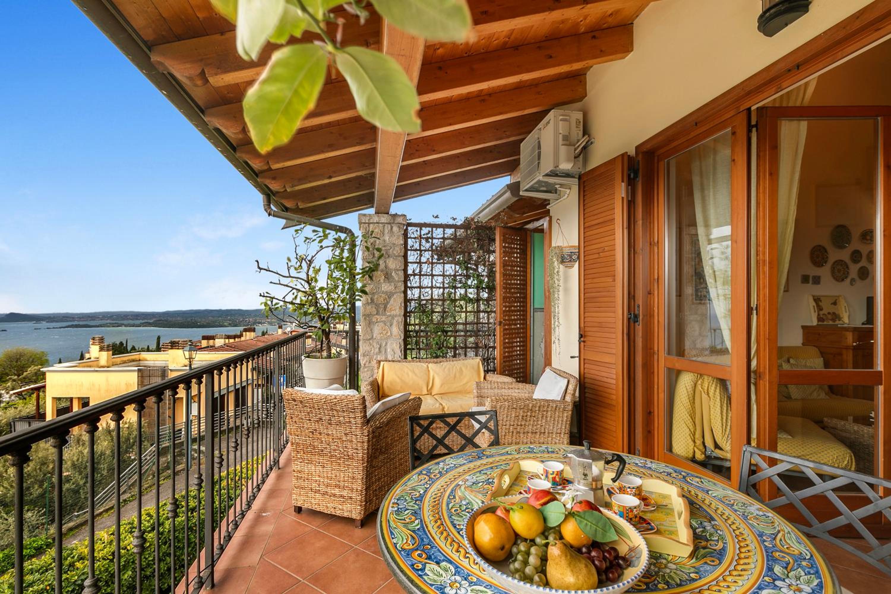 Grotten Loft with lake view & pool - Happy Rentals view 4
