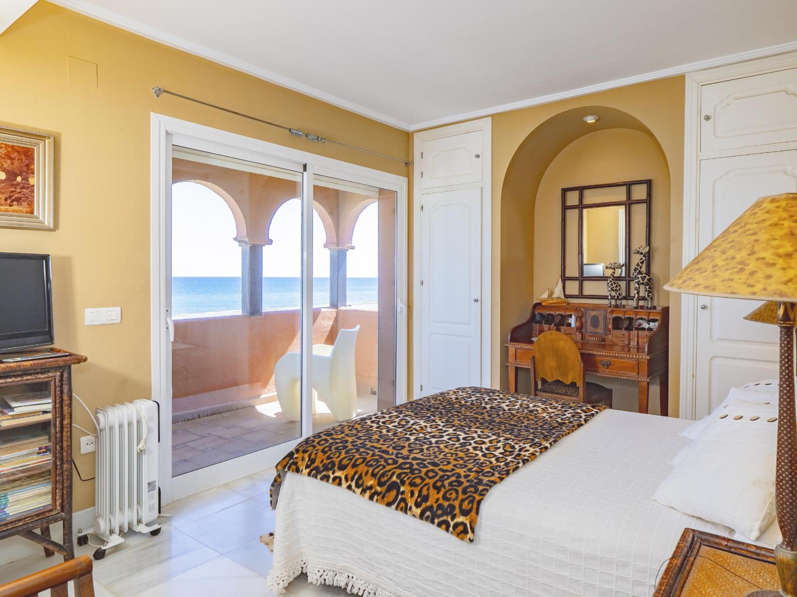 Cubo's Beachfront Marina de Casares House
