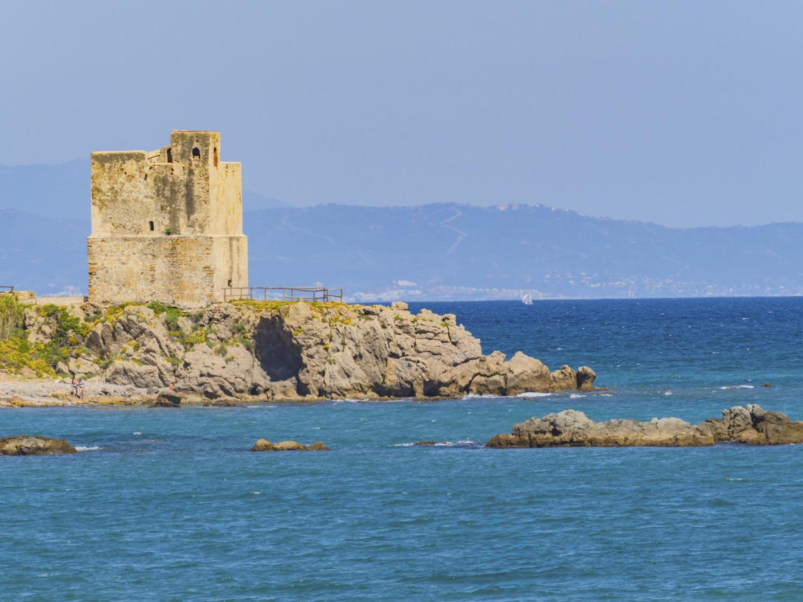 Cubo's Beachfront Marina de Casares House