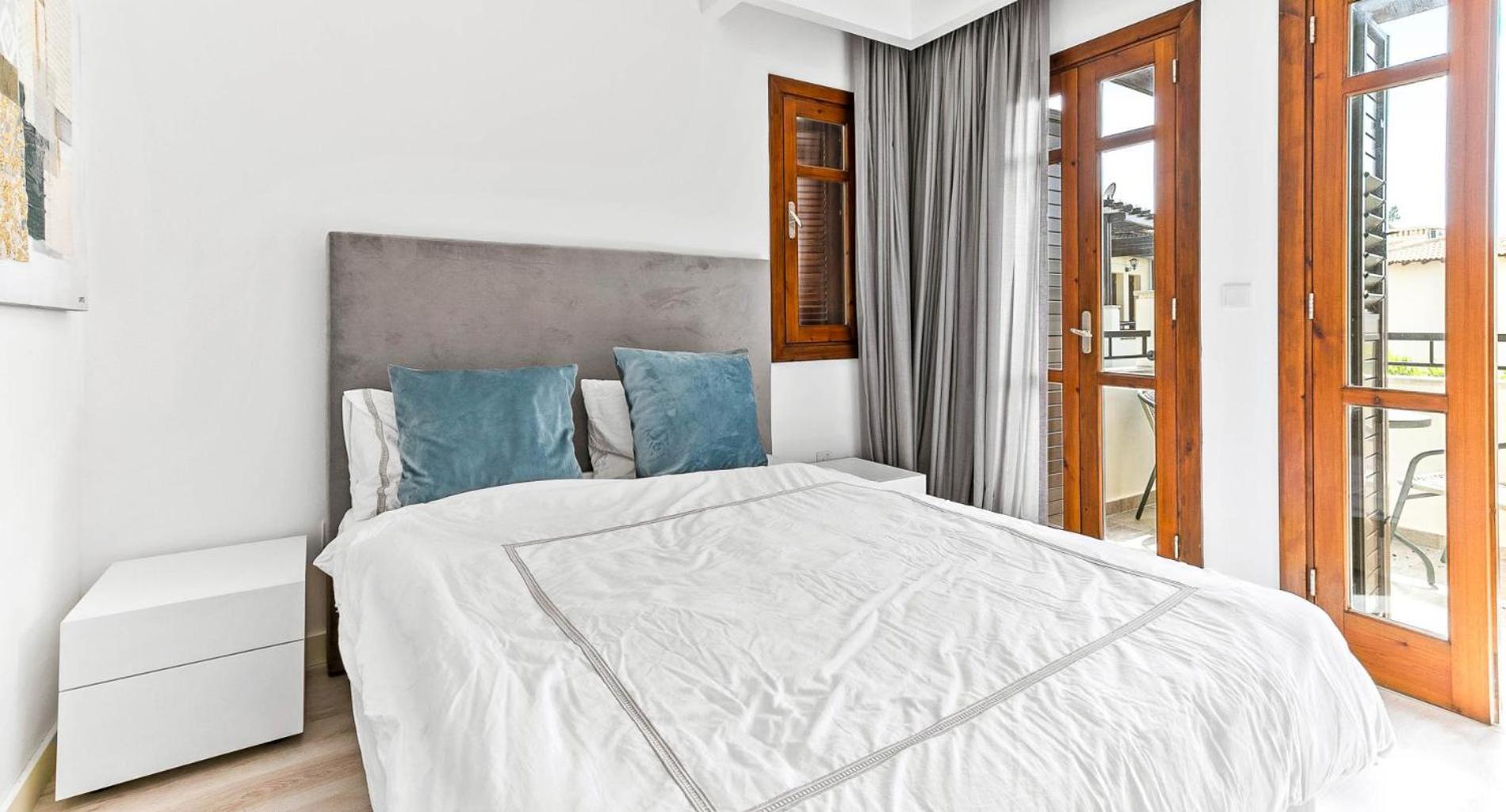 Modern Apartment DB12 - Aether, overlooking communal pool in heart of Aphrodite Hills