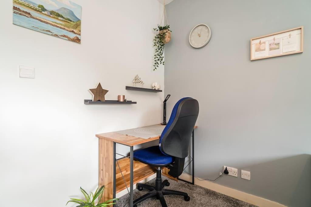 Luxury Huge Modern Open Plan 2Bedroom Flat - Free Private Parking & Balcony located at the OVO Hydro and SEC Centre view 4