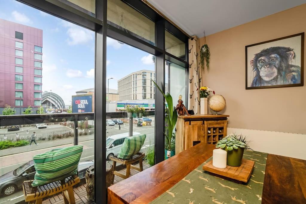 Luxury Huge Modern Open Plan 2Bedroom Flat - Free Private Parking & Balcony located at the OVO Hydro and SEC Centre view 5
