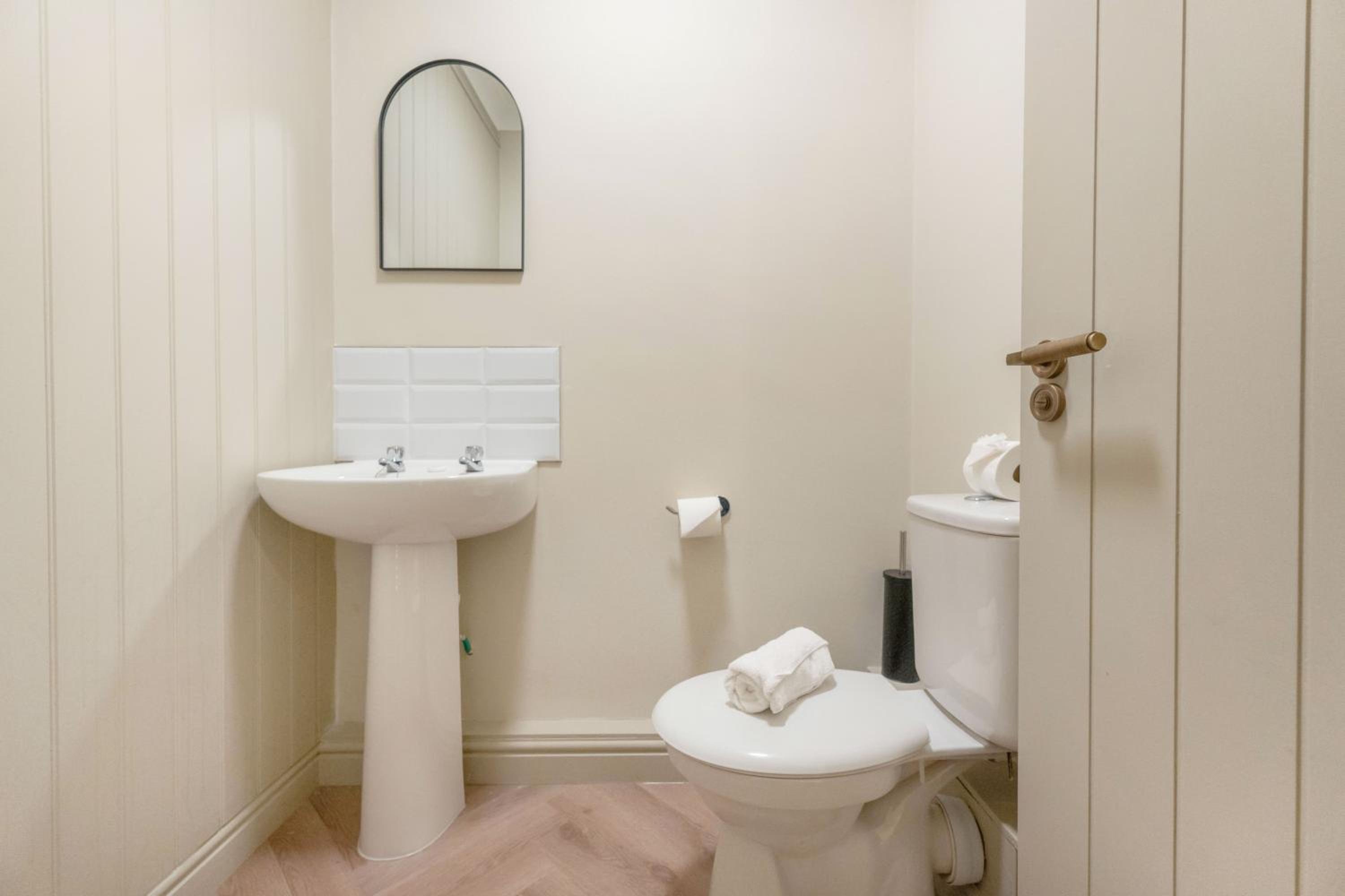 NEW! 3 Bed Apartment in Darlington City Centre by Stay With Us, Ideal for Families & Large Groups, SLEEPS 6! view 2