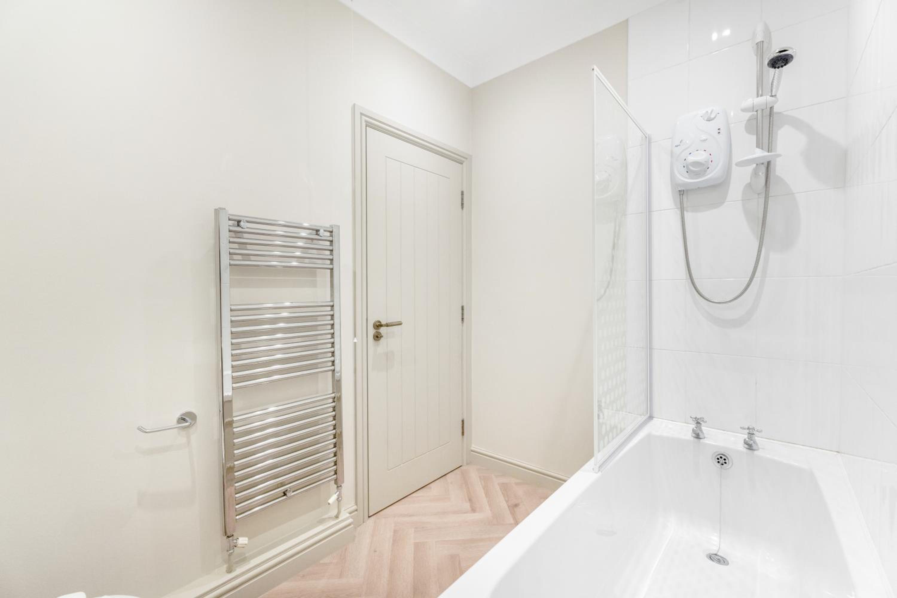 NEW! 3 Bed Apartment in Darlington City Centre by Stay With Us, Ideal for Families & Large Groups, SLEEPS 6! view 3