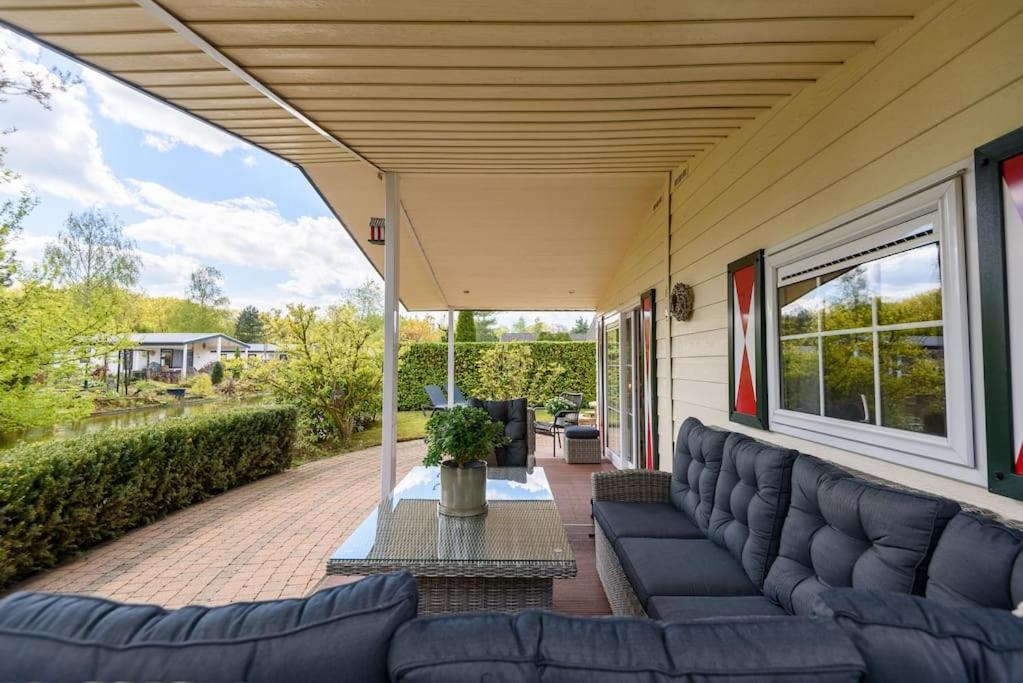 Prachtige vakantiewoning aan water met grote tuin view 2