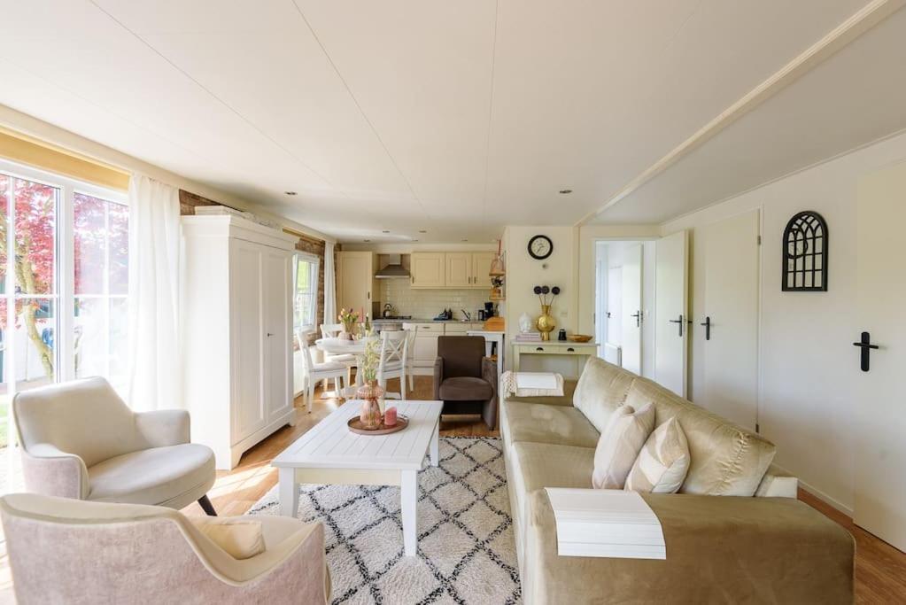 Prachtige vakantiewoning aan water met grote tuin view 5