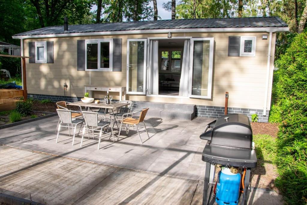 Heerlijk chalet in Hoenderloo met zonnig terras view 2