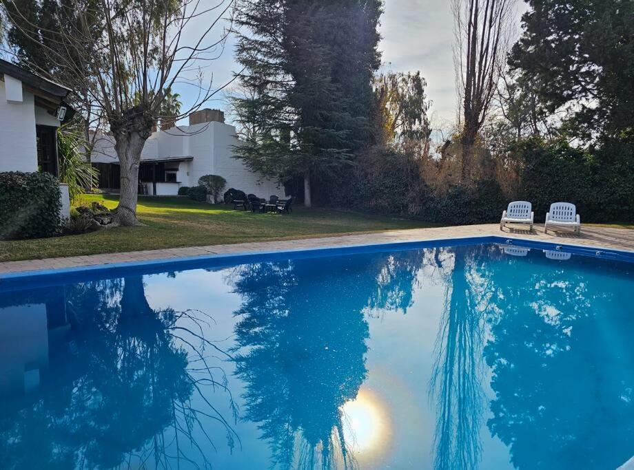 Amplia y cálida rodeada de verde con seguridad