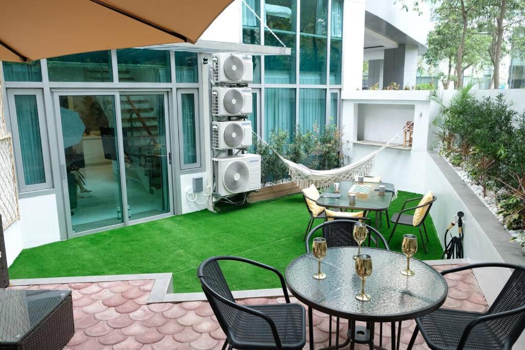 Loft 3BR with Garden in Avant BGC parking with fee view 2