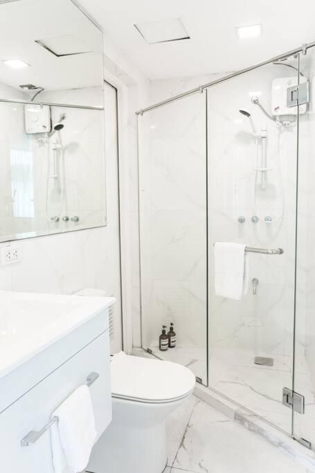 Loft 3BR with Garden in Avant BGC parking with fee view 5