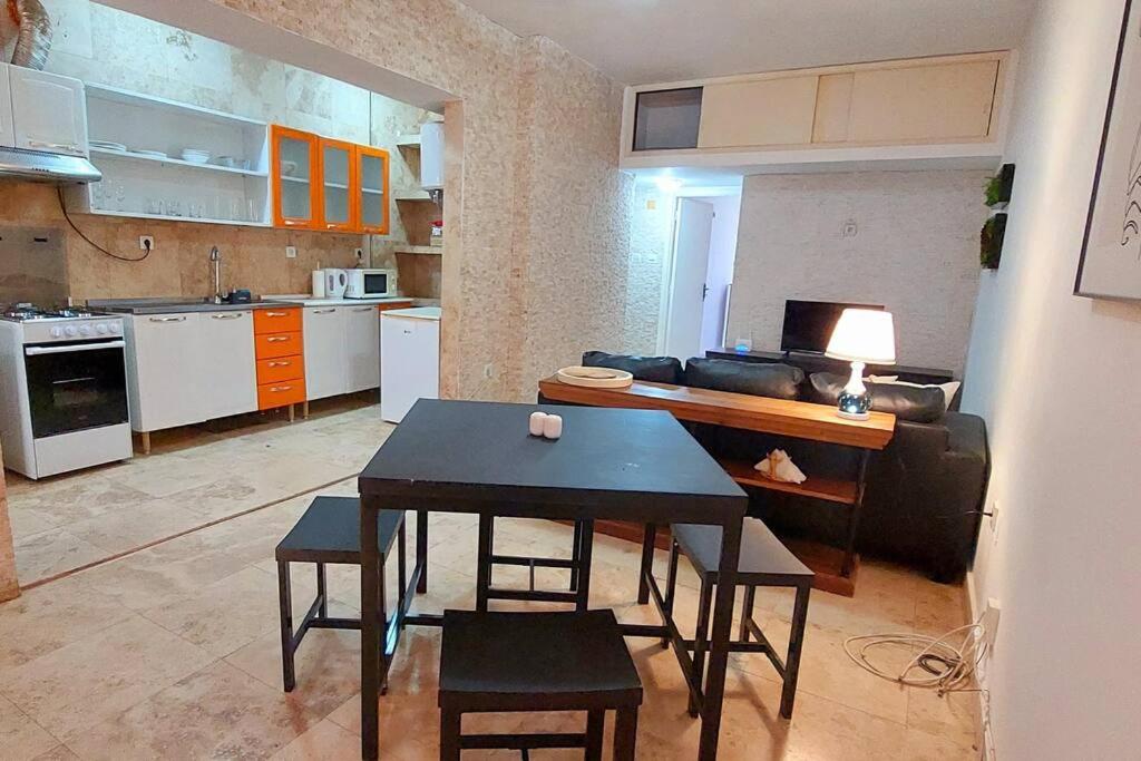 Moody & cozy 1br in city center
