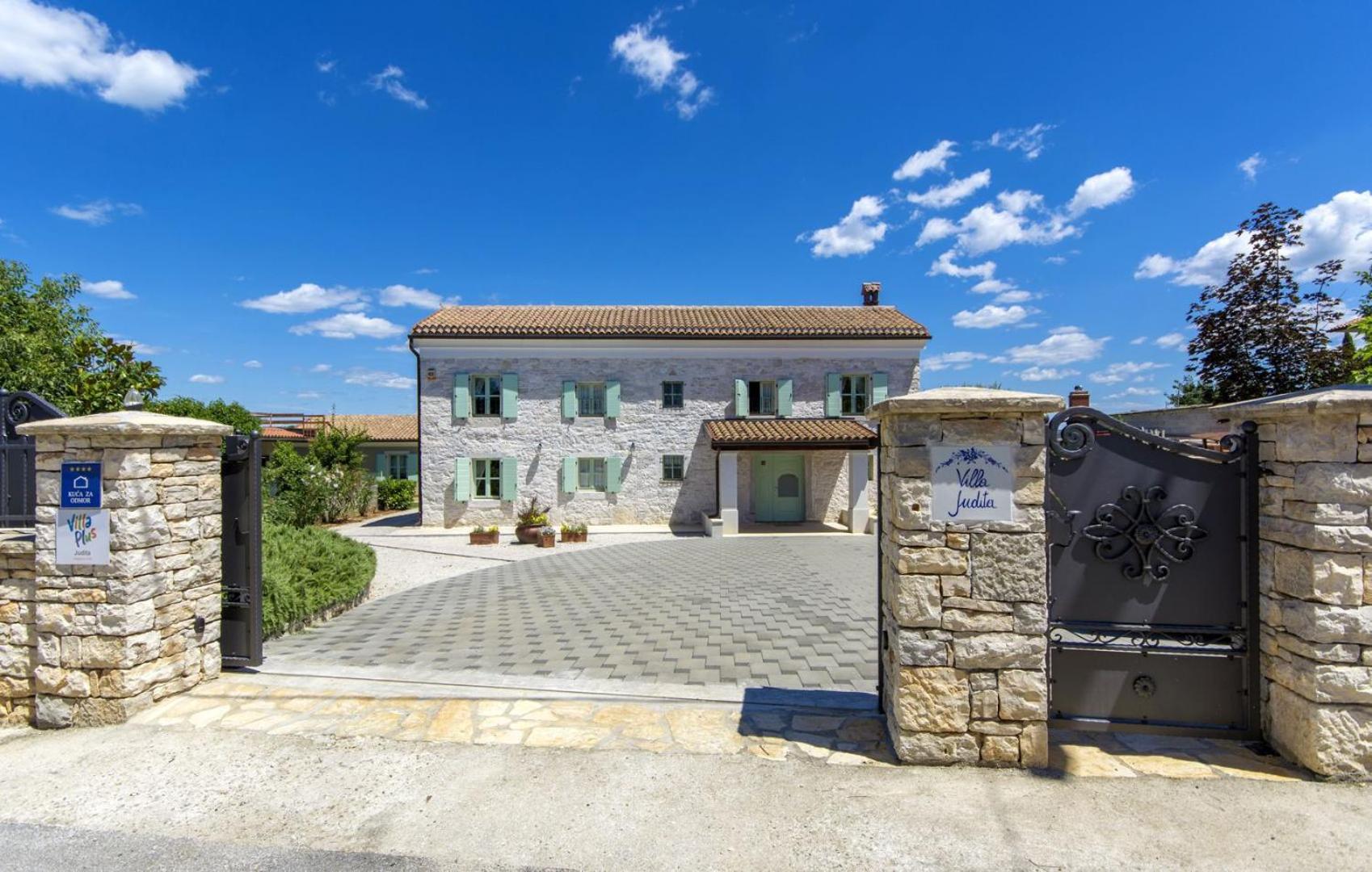 Beautiful Villa Judita with pool in Tar
