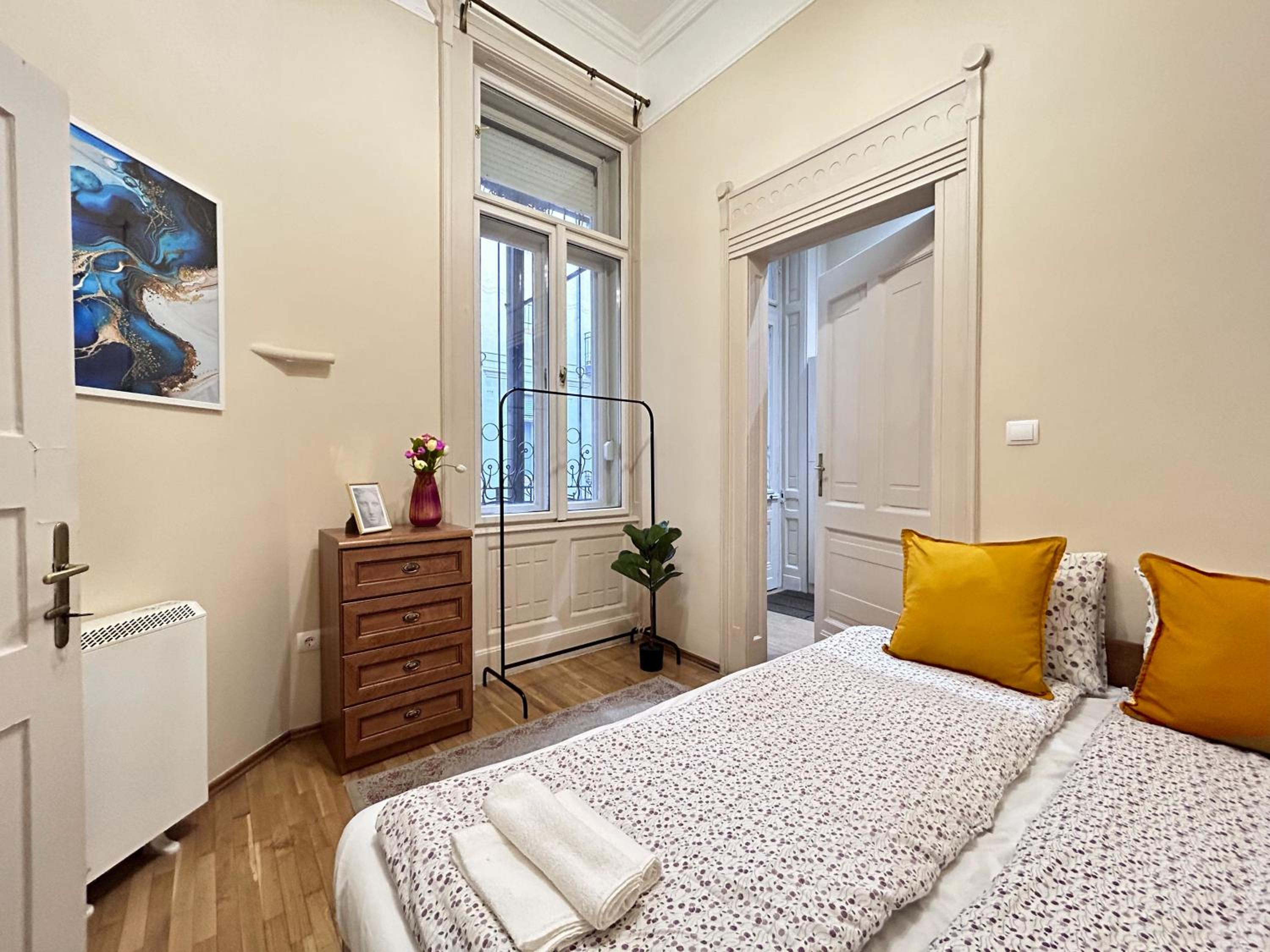 2 rooms Between of Chain bridge, Cathedral, Parlament,Castle area view 3