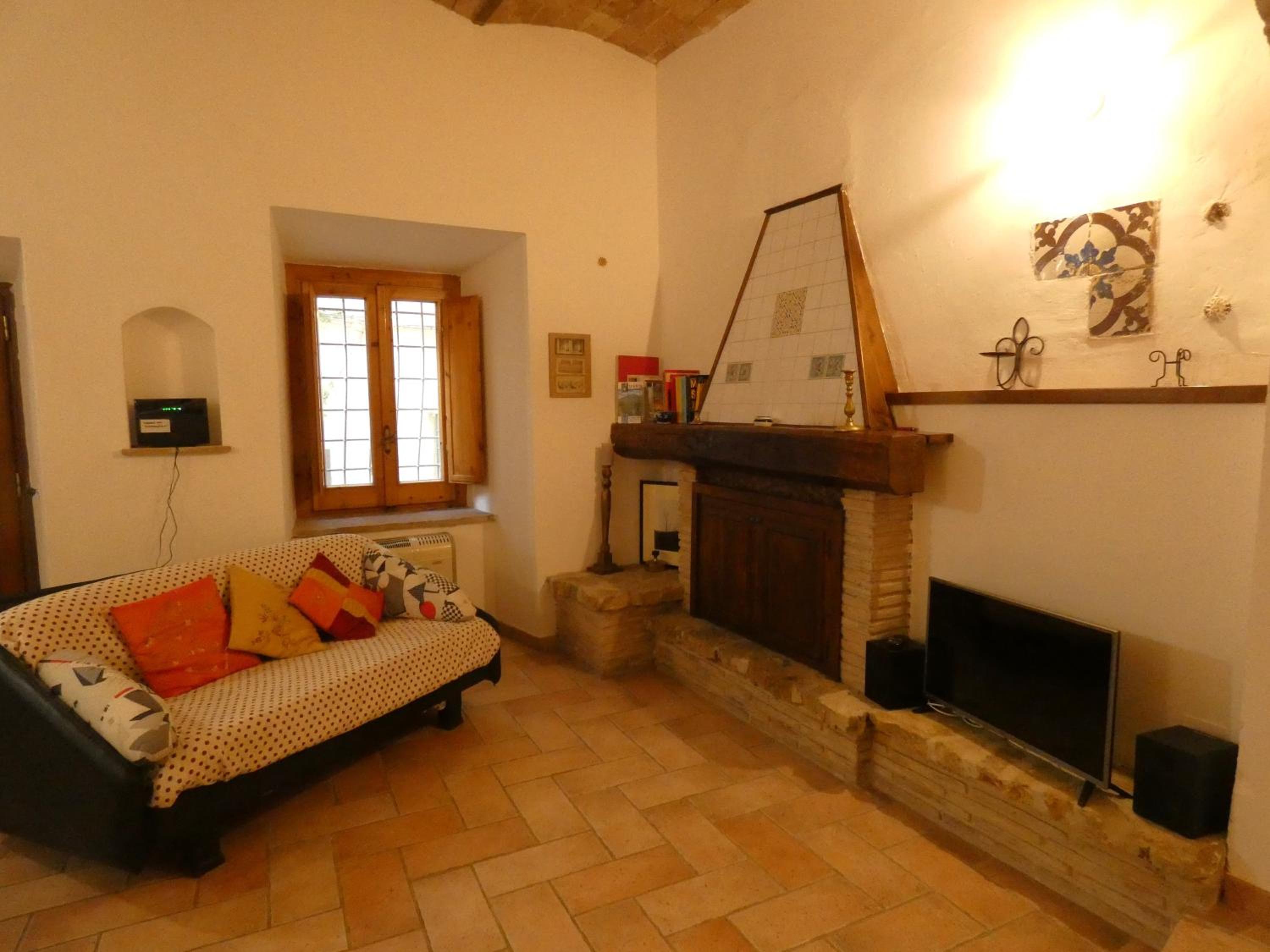 SCAPPO IN UMBRIA, nel vicolo photo 1