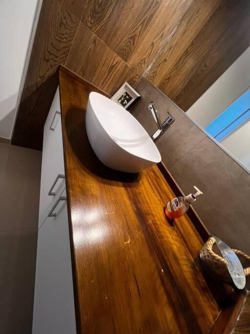 Exclusiva casa de primer nivel de dos habitaciones