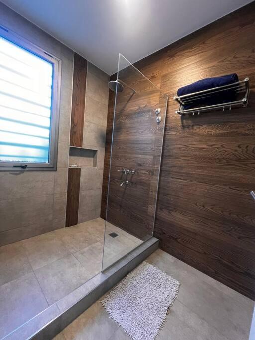 Exclusiva casa de primer nivel de dos habitaciones