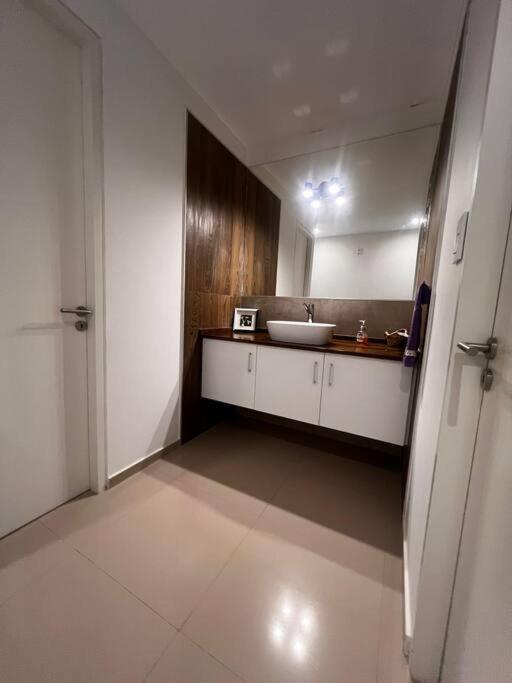 Exclusiva casa de primer nivel de dos habitaciones