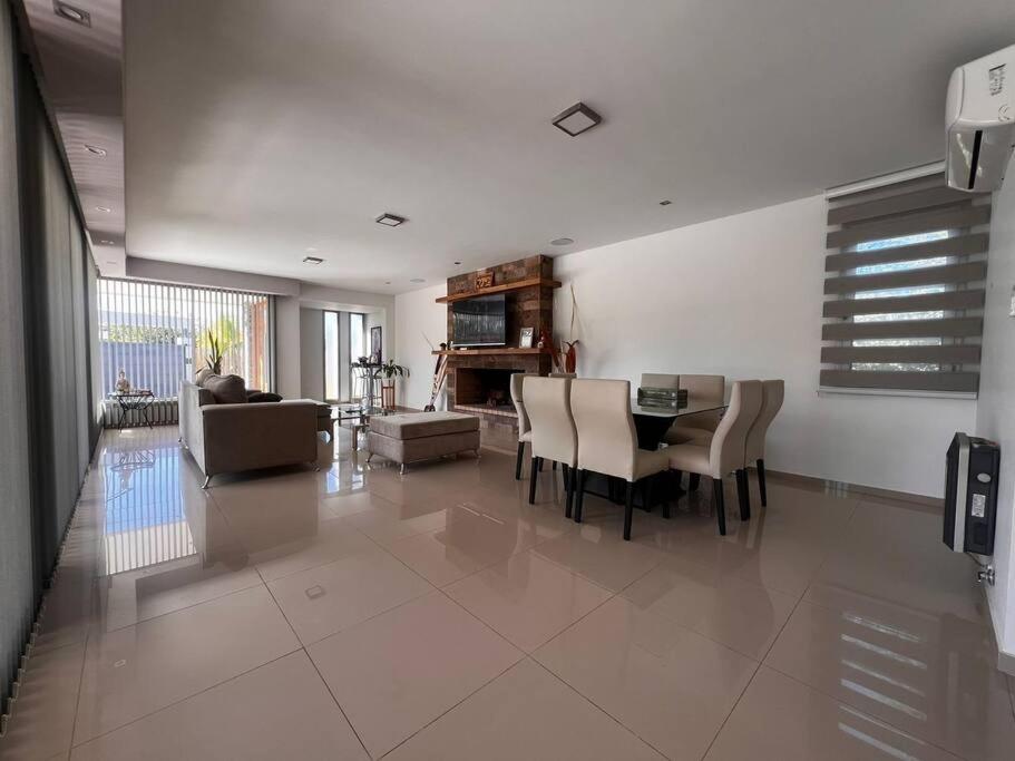 Exclusiva casa de primer nivel de dos habitaciones