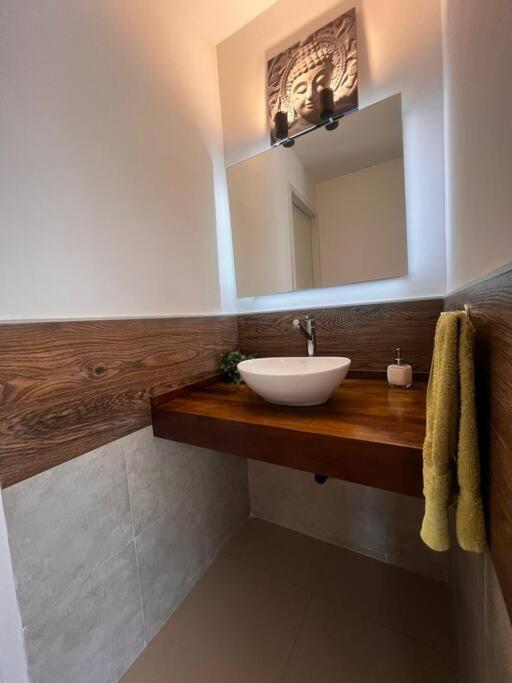 Exclusiva casa de primer nivel de dos habitaciones