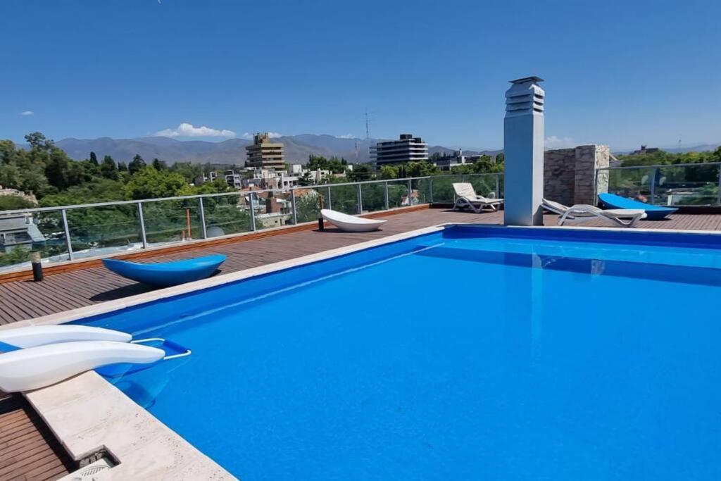 Pileta con vistas panorámicas, seguridad y cochera